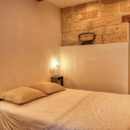 La Chambre Des Petits Papes, Intra Muros *