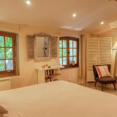La Chambre Des Petits Papes, Intra Muros *