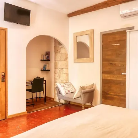 La Chambre Des Petits Papes, Intra Muros * Awinion
