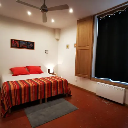 La Chambre Des Petits Papes, Intra Muros